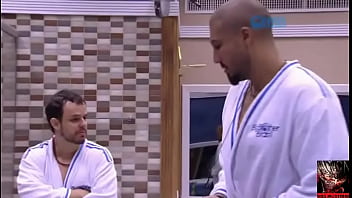 ⁣Douglas Toma Banho Pelado - Bbb15