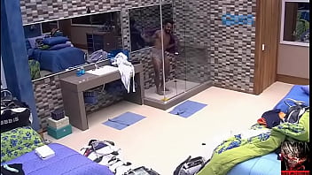 ⁣Douglas Tomando Banho