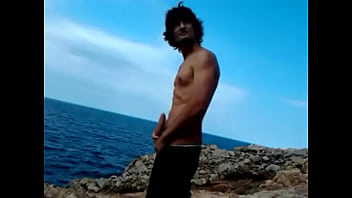 Pauzudo Mijando Na Praia