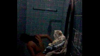 ⁣Señora Bañandose