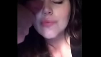 ⁣Gatinha Levando Gozada Na Cara E Na Boca