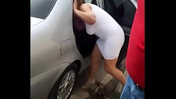 ⁣De Camisolinha Transparente Na Rua