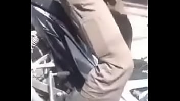 ⁣Soc Lo Truoc Nha Nguoi Khac