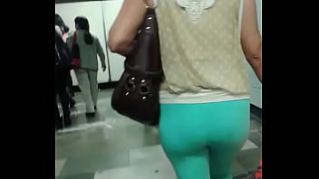Tanga Marcada Subiendo Las Escaleras