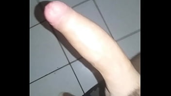 ⁣Esporrando Longe Na Punheta