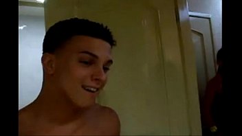 ⁣Garoto Dotado Se Exibe Para As Amigas Da Irmã