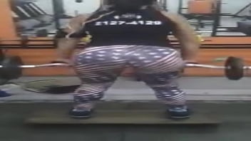 ⁣Gostosa Fazendo Um Agachamento Sensacional