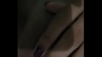 ⁣Novinha Mostrando A Buceta Meladinha