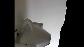 ⁣Espiando En El Baño - verga, trabajo, orinando, bano - Video 5680572