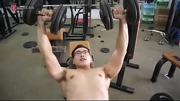 ⁣Bài tập ngực giúp anh béo lột xác thành chàng trai thể h_i