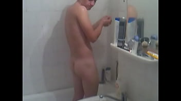 ⁣Sexy Boy In The Shower !