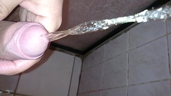 ⁣Eu Mijando No Banheiro Antes Do Banho