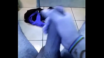 ⁣Punhetando No Banheiro - gay, macho, gostoso, rola, safado, dotado - Video 5605267