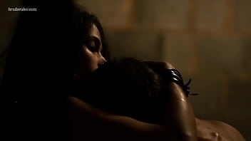 ⁣Freida-pinto--f.-trauma-2