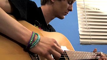 ⁣Liam Tunes His Guitar _ Cock