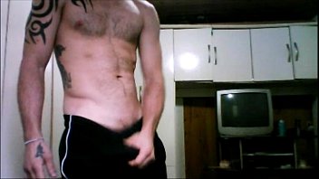 ⁣O Enorme Pau Do Tatuado Novinho