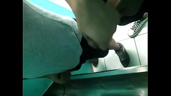 Pauzudo No Banheiro Público