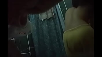 ⁣Tomando Una Ducha