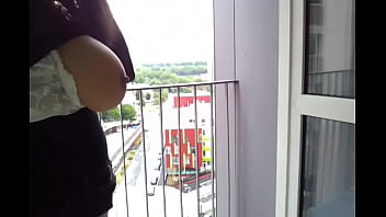 ⁣Exhibe Sur Mon Balcon