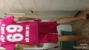 ⁣Vietnam boy mắc tè xử lu_n ra quần mới mua