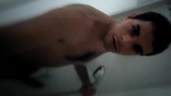 Chacal Calentón Duchandose