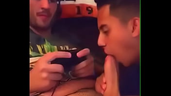 ⁣Hetero Se La Deja Mamar De Su Amigo