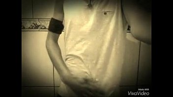 ⁣Lipy 2-) Com Sua Mega Rola Brincando No Banheiro