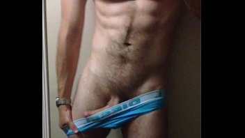 ⁣Alisando A Rola Na Frente Do Espelho