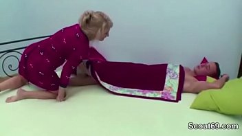 ⁣Mutter Weckt Stief-sohn Auf Und Wird In Den Arsch