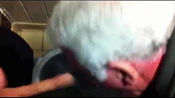 Coroa Fazendo O Cara Gozar Gostoso No Banheiro Publico