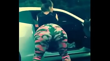 ⁣Moviendo Su Lindo Culo