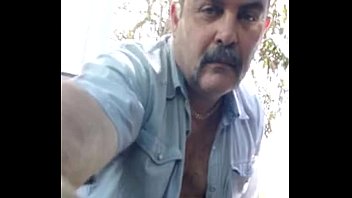 ⁣Lindo Coroa Batendo Punheta Fora Do Carro