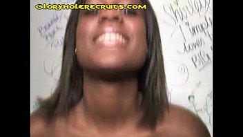⁣Ebony Wendy Masturbates In Gloryhole