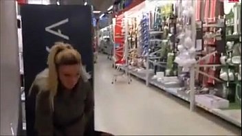 Safada Vai A Loja De Material De Construcao Para Se Exibir