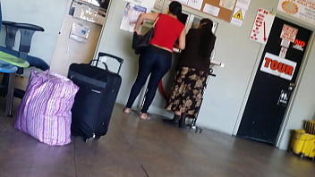 Madura En Leggings Con Un Culo Delicioso