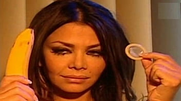 Deutsche Milf Kader Loth Strippt Fuer Dich Als Sex Agentin