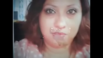 Aventandole Leche Sobre La Cara De La Contadora Angela