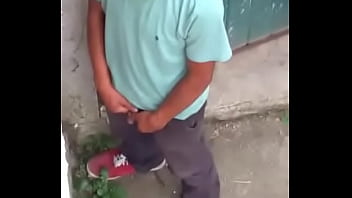Neighbor’ Friend Pissing / Amigo De Mi Vecino Orinando