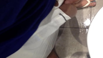 Mijando Para Um Macho No Banheiro Do Bar (filmei E Mandei Pra Ele)