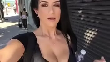 Who is she?? Quien es ella?? – Brunette-public-voyeur-linda-morena-streets-hermosa-calle-quien-georgeus