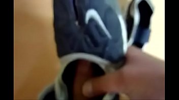 Se Masturba Con Sus Nike Rift Y Acaba Adentro