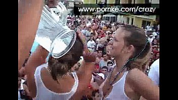 ⁣Watch This Gals On Stage Shacking Their Poontang