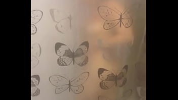 Chilena Disfruta De Una Ducha Caliente