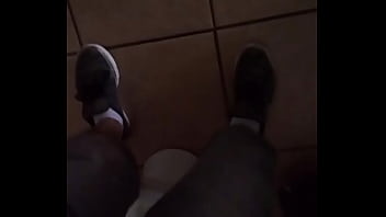 Punheta No Banheiro Publico !!!