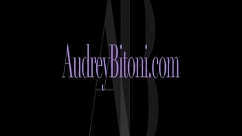 Audrey Bitoni Pissing