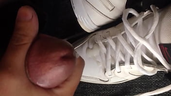 Cum On My Nike / Gozando No Meu Nike Branco