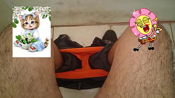 Oso Maduro Piensa En Bob Esponja Y Gatitos Mientras Caga