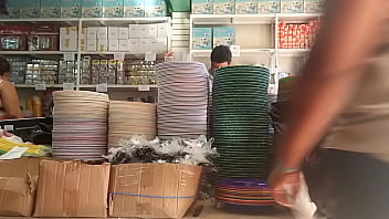 Tremendo Culo En Licra Gris, Jovencita Despachadora