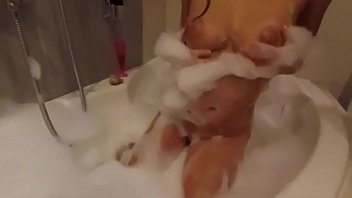 Emma Scopata Nella Vasca E Sborrata In Bocca