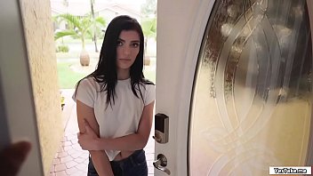 Sadie Wants To Heat Up With Stranger